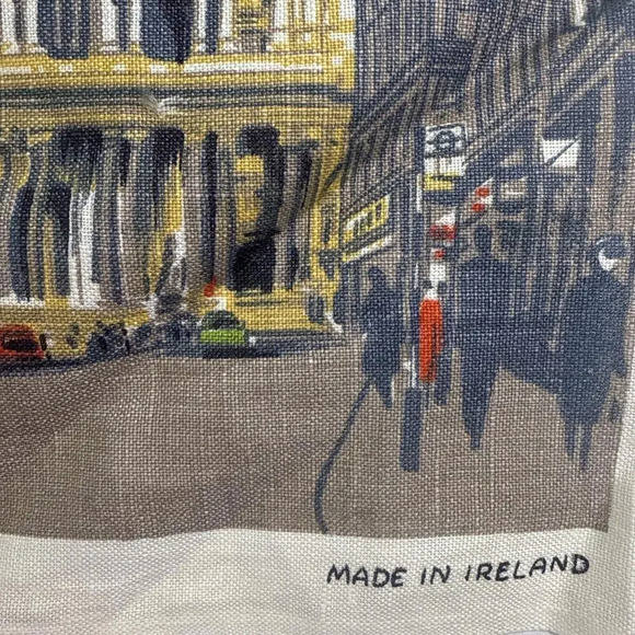 VINTAGE THIS IS LONDON IRISH CABIN LINEN TEA TOWEL SOUVENIR IRELAND - Picture 6 of 11